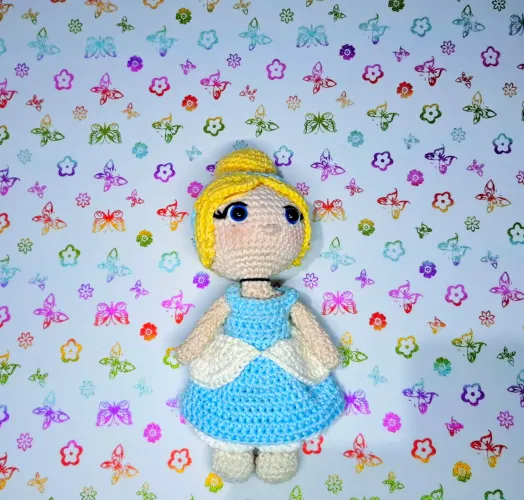 boneca Cinderela de crochê amigurumi