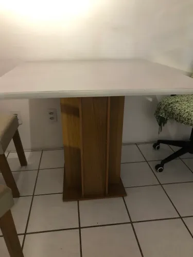 Mesa super resistente. Base de madeira e tampo de vidro.