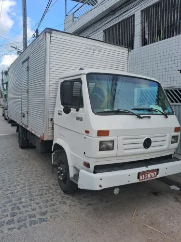 Caminhão baú grande para fretes e mudanças 