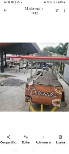 Barraca Grande completa à venda de caldos ou churrasquinho.