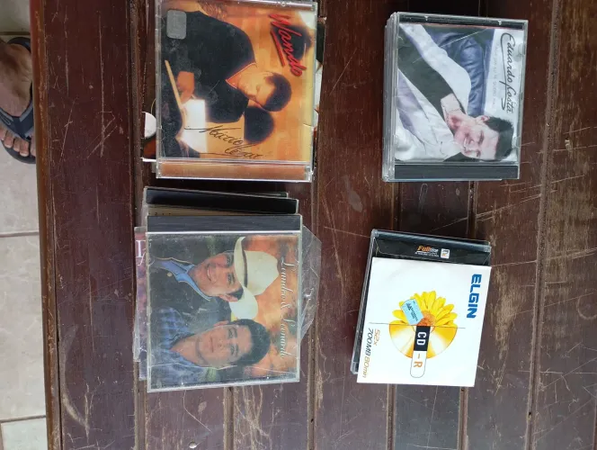 Vendo, ou troco esses cd, também alguns,e alguns DC