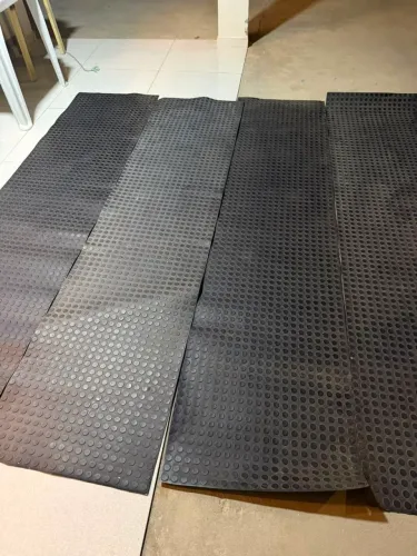 Tapete de borracha tipo moeda cor preta