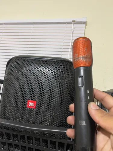 JBL PartyBox On-The-Go com Microfone Sem Fio