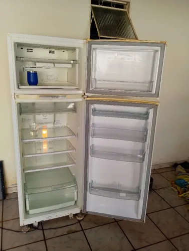 Vendo geladeira Brastemp Frost Free 330litro