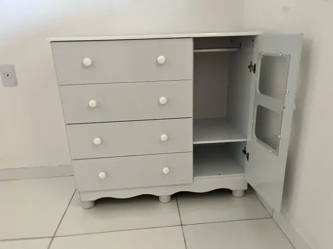 Roupeiro e cômoda infantil