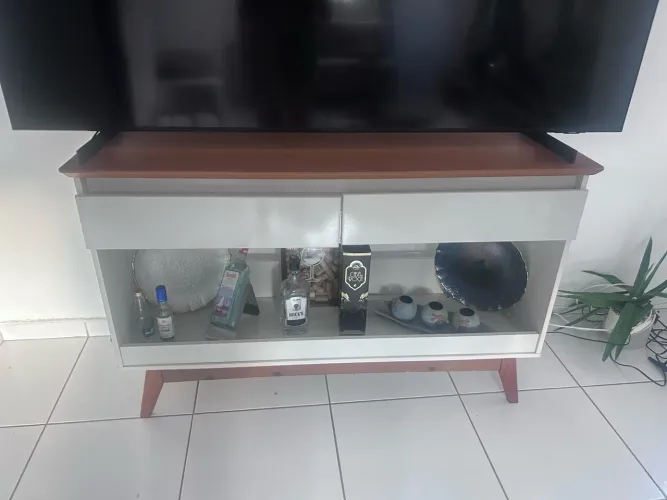 Vendo Rack para TV em estilo Retrô com pés palito de madeira