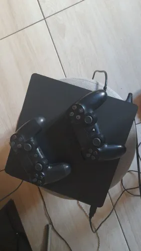Ps4 seminovo na caixa 2 controles e o jogo god of war 3 remasterizado