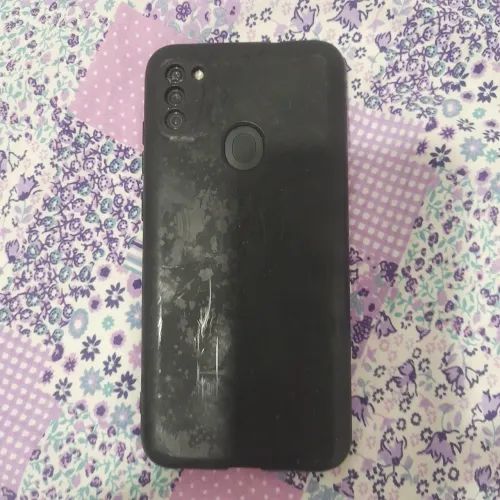 Vendo celular A11 com defeito somente pra retirar peças 