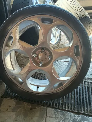 Rodas Lamborghini aro 18 4 furos com pneus  Dependendo do Lugar eu levo mediante a FRETE 