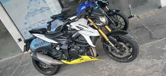Vendo Gsx 750s, última versão e configuração da gsx 4 cilindro, Km baixo.
