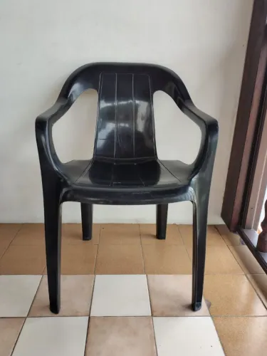 Vendo cadeira plástica preta. 