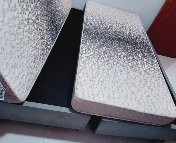 Excelente Cama box Solteiro com colchão.