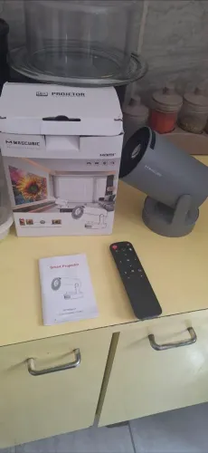 PROJETOR MEGACUBIC HY300PRO + TRIPE + TELA DE PROJEÇÃO