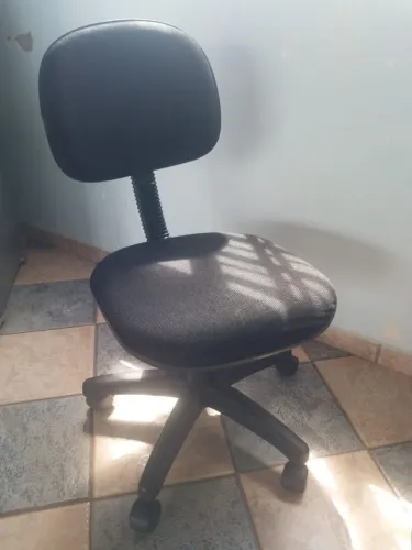 Vendo cadeira giratória para escritório, ótimo estado, R$ 110,00. Tr. Zap *.9