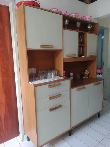 Estou vendendo esse armario com 1 ano de uso está todo  bom  motivo da venda é por espaço.