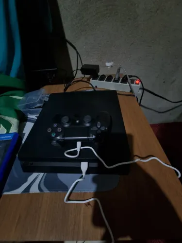 Vende-se PS4 SLIM 1TB
