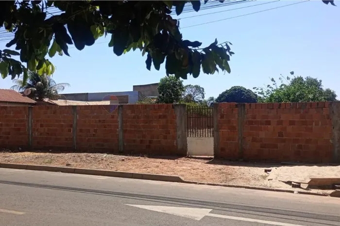 Terreno com espaço de sobra para o seu projeto: amplo terreno murado com 843m²