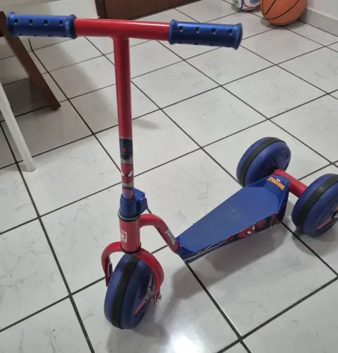Patinete homem Aranha marca Bandeirantes 