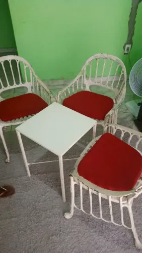 Mesa como M 3 cadeiras de ferro