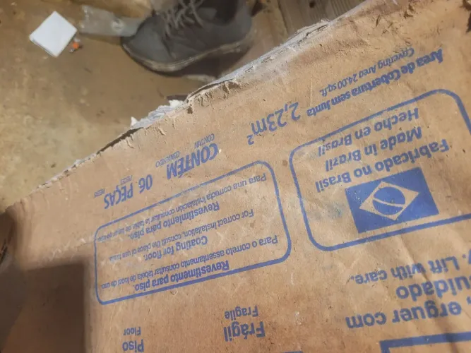 Vendo pisos novos na caixa.