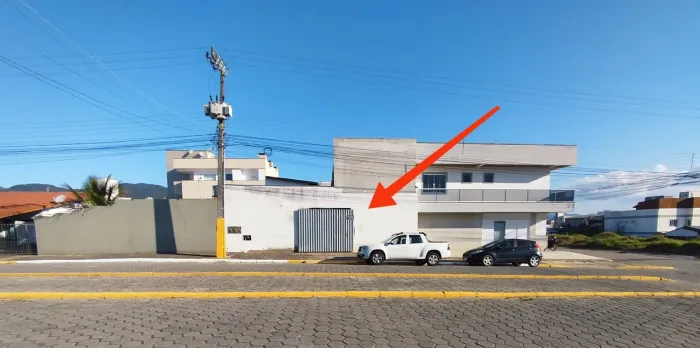 Casa com kitnets para alugar em Camboriú 