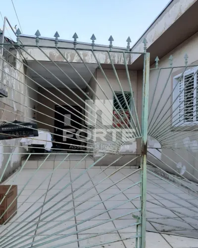 Vendo casa de 3 dormitorios ,sala, cozinha área de serviço , bem localizada. Imobiliárias