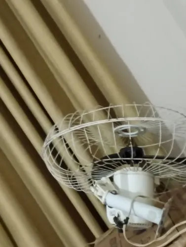 Vendo cama box semi nova , banquinho e ventilador de parede.
