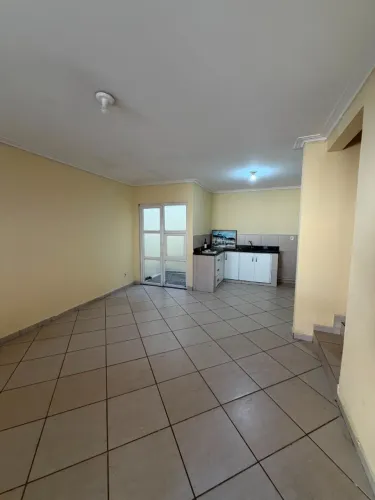 ? ALUGA-SE CASA!  Casa com 3 quartos, sendo 1 suíte 2 banheiros Cozinha americana Área de 