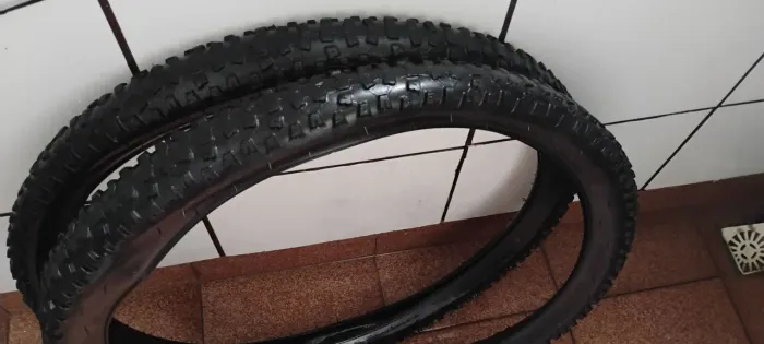Pneus Lótus aro 26x 2.40 com 60% de vida ou mais
