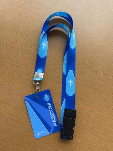 crachá + cordão personalizados (PEDIDO MÍNIMO 8 UNID)
