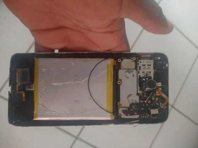 Venda de celular Motorola g 22 para retirada de peças está cem a tela.