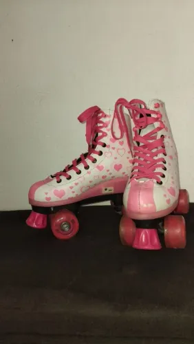 Patins retrô com LED, pouco usado, porém funcionando perfeitamente, acompanha carregador.