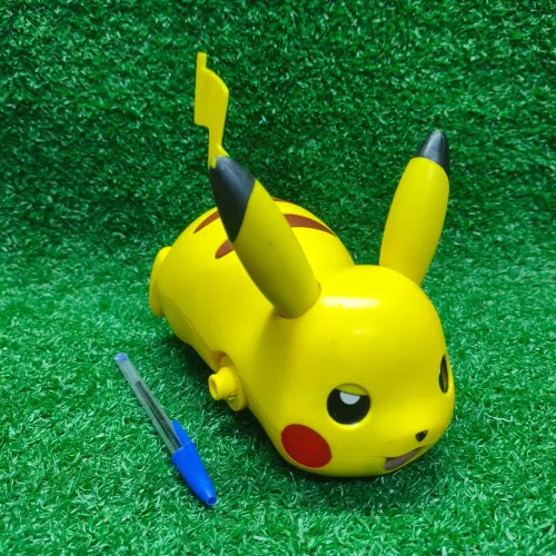 boneco Pikachu eletrônico sem braços 