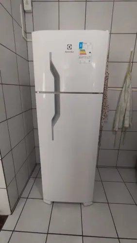 Geladeira Eletrolux com dois anos de uso