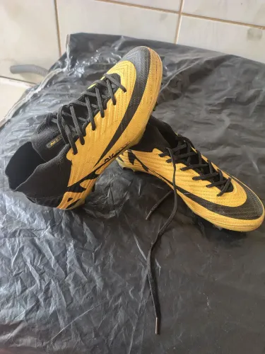 Chuteira Nike com trava.