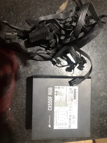 Fonte Corsair CX550F RGB