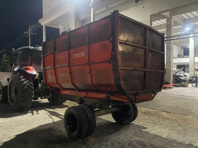 Caçamba basculante de trator