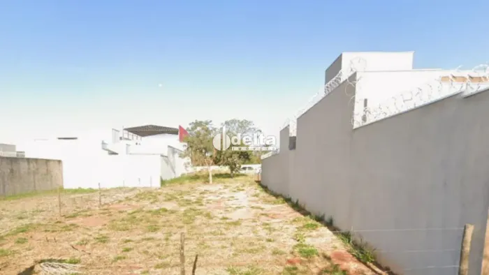 Terreno disponível para venda no bairro Jardim Karaíba em Uberlândia-MG