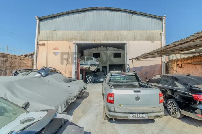 Barracão Comercial à Venda no Bairro Mãe Preta com Mezanino, Pé-Direito de 6 Metros e Terr