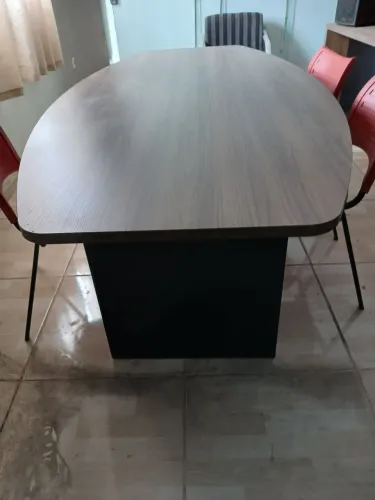 Mesa de escritório oval.