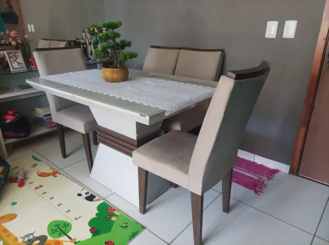 Mesa de jantar com cadeiras