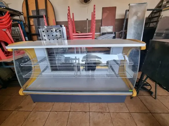 Balcão expositor seco vidro curvo com reforço de tampo 1,95x0,50x1,18 m bem conservado