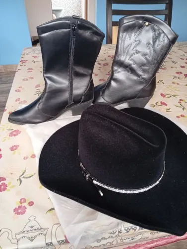 Vendo bota linda 36 e chapéu maravilhoso!!