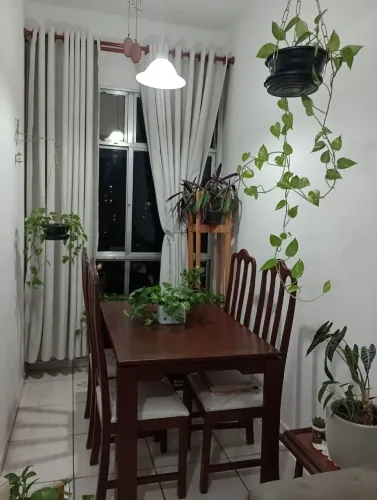 Vendo uma mesa de madeira maciça com 4 cadeiras.