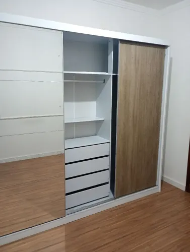Guarda roupa porta de correr com espelho