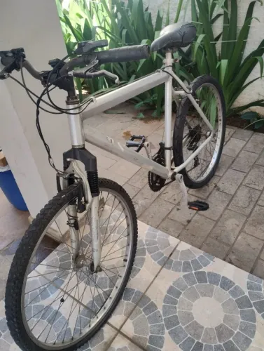 Bike aro 26 masculina com marcha e suspensão