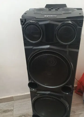 VENDO CAIXA ZERA , SOM TOP , LUZES , TEM CABOS , TEM BLUETOOH, 1800wats