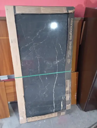 Porcelanato Biancogres da linha Royal Black, medindo 60x120 cm.