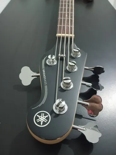 Contrabaixo Yamaha BB 235 com TB TECH DELTA