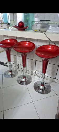 3 Banquetas vermelhas